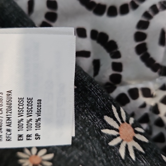 American Eagle cropped shirt button down size large with daisys - Picture 7 of 7